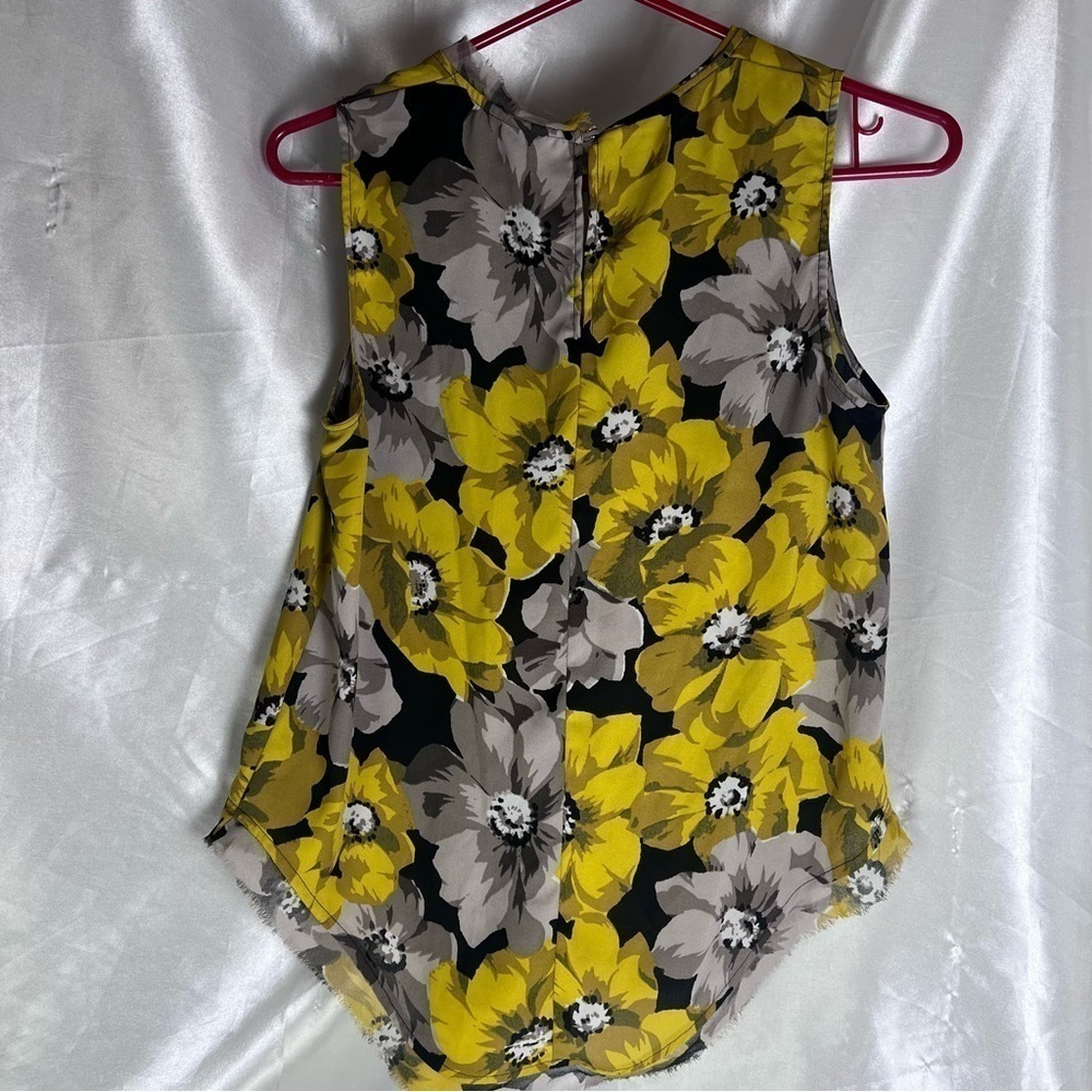 Who What Wear Dark Floral Sleeveless Blouse – Office-Ready Chic (XS) - Picture 2 of 6